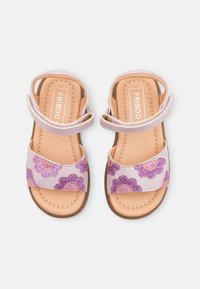 Rosa syntetiske sandaler med glitrende lilla blomsterdesign, med justerbare stropper og polstrede såler. Flat brun yttersåle.