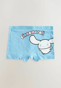 Világoskék fiú rövidnadrágok, melyek elülső részén egy nagy Cinnamoroll karakter grafika található, puha pamut anyagból készült.