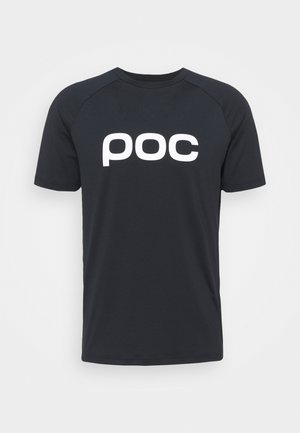 Juodas trumpomis rankovėmis marškinėliai su apykakle ir raglaninėmis rankovėmis, priekyje esantis didelis baltas "poc" logotipas, pagaminti iš lygaus, tampraus audinio.