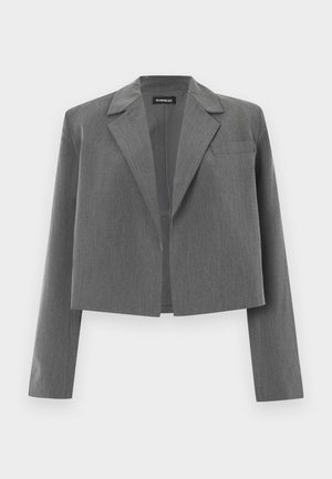 Blazer gris court en tissu texturé, avec revers crantés, manches longues, devant ouvert et une poche poitrine unique. Design simple sans fermetures.