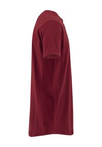 Maroon kratki rukavi T-shirt od mekog pamuka. Standardni kroj s okruglim izrezom i ravnim rubom. Glatka tekstura, bez uzoraka ili akcenta.
