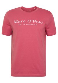 Czerwona bawełniana koszulka z krótkim rękawem, z białym napisem "Marc O'Polo EST. W Sztokholmie" nadrukowanym na piersi. Okrągły dekolt.