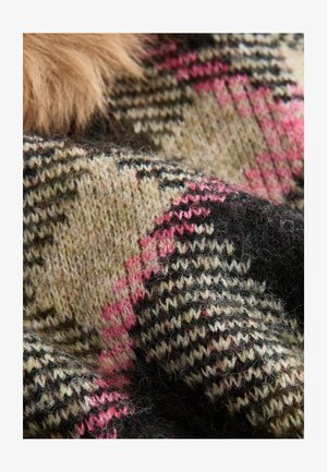 Vilnas maisījuma audums ar rūtainu rakstu zaļā, rozā un melnā krāsā. Mīksta, teksturēta virsma un brūns kažokādas akcents.