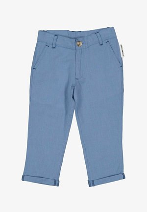 Lyseblå bukser til småbørn med knaplukning, bæltestropper, forlommer, opsmøgede kanter og et lille brandmærke på højre side.