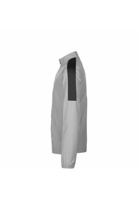 Veste grise claire avec une accent noir sur l'épaule, texture lisse, fermeture zippée sur le devant et manches longues. Aucun motif ni détail en métal visible.
