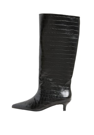 Cizme negre până la genunchi cu vârf ascuțit, toc mic kitten și finisaj lucios din piele cu textură de crocodil.