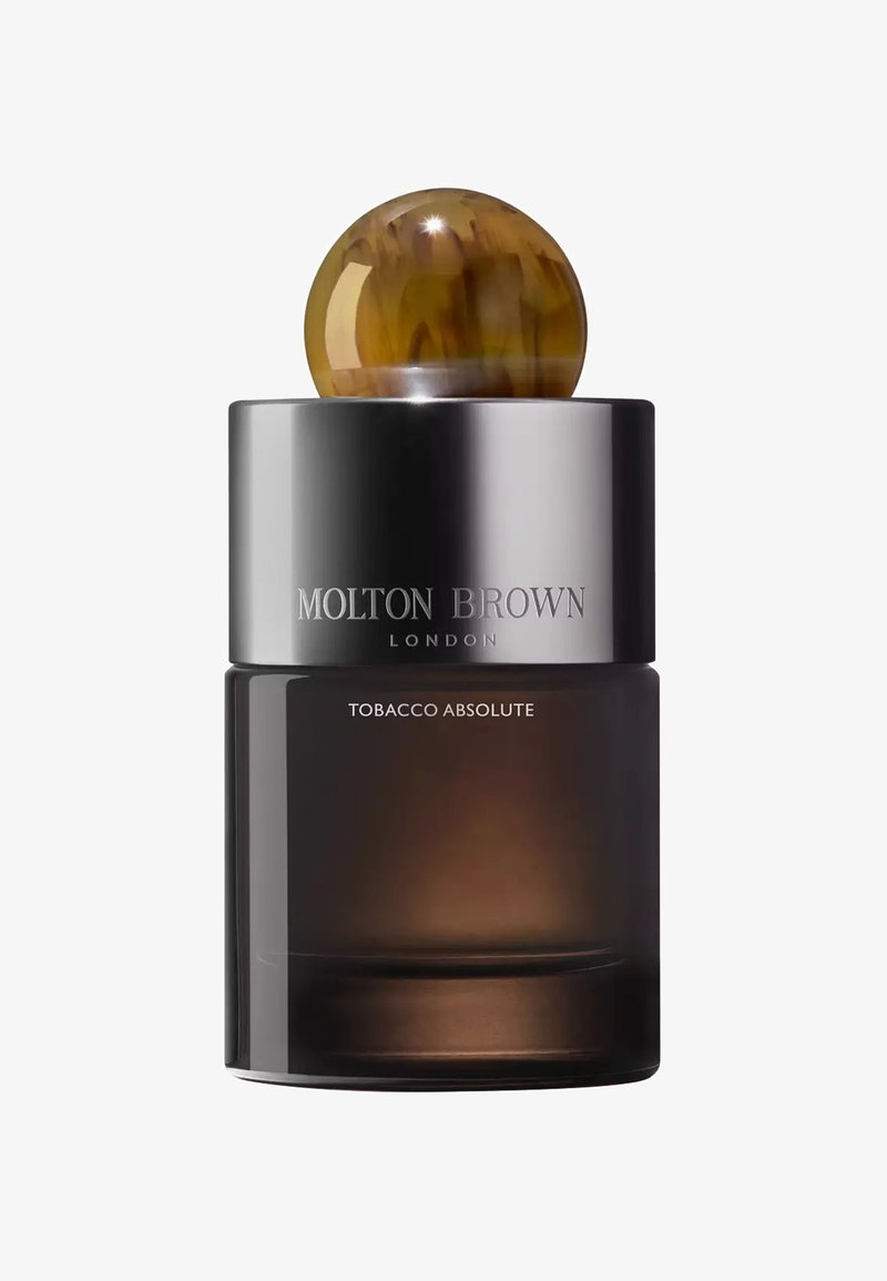 Molton Brown Tobacco Absolute Duftflasche; dunkles Glas, silberne Akzente, abgerundeter bernsteinfarbener Deckel, Textdetails auf der Vorderseite, glatte Textur.