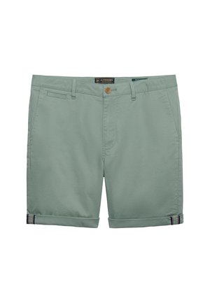 Pantalones cortos de algodón para hombre en verde claro con cierre de botón, trabillas para cinturón, bolsillos laterales y bajos doblados con un pequeño detalle a rayas.