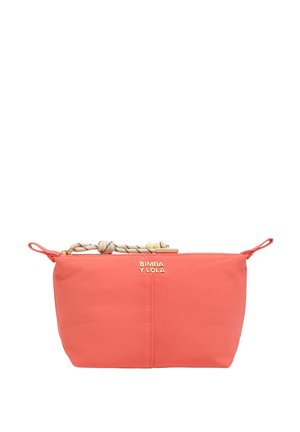 Bolsa rectangular de color rosa coral con cierre de cremallera, tira de cuerda beige y negra, y logo dorado "BIMBA Y LOLA" en el frente.