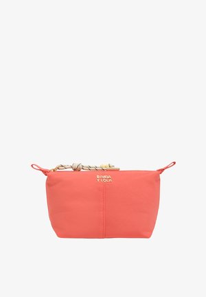 Bolsa rectangular de color rosa coral con cierre de cremallera, tira de cuerda beige y negra, y logo dorado "BIMBA Y LOLA" en el frente.