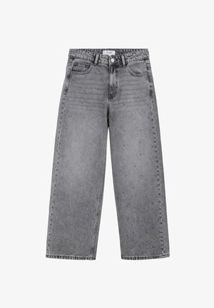 Jeans de pierna ancha en color gris, confeccionados en denim, con cintura alta, bolsillos frontales y sutiles acentos de tachuelas en toda la tela.