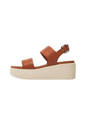 Sandalias de cuña de cuero marrón con dos correas anchas, hebilla ajustable y una gruesa suela de plataforma color crema. Textura suave y diseño moderno.