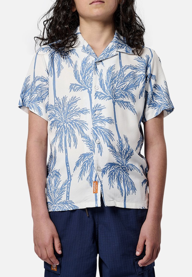 Chemise à manches courtes, blanche avec motifs de palmiers bleus, coupe décontractée, avec un col et une étiquette de marque orange à l'ourlet.