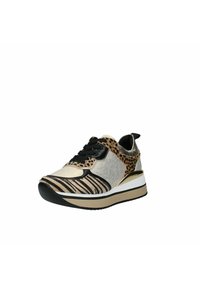 Sneaker con stampa di leopardo e zebra, con dettagli metallici, materiali scamosciati e sintetici, lacci neri e una suola spessa bianca.