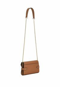 Sac en cuir marron à bandoulière avec une sangle en chaîne dorée détachable, présentant une texture lisse, des bords arrondis et des détails de couture contrastés.