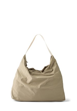 Beżowa duża torba na ramię z miękkiego, luźnego materiału i pojedynczym paskiem, zaprojektowana do codziennego użytku.