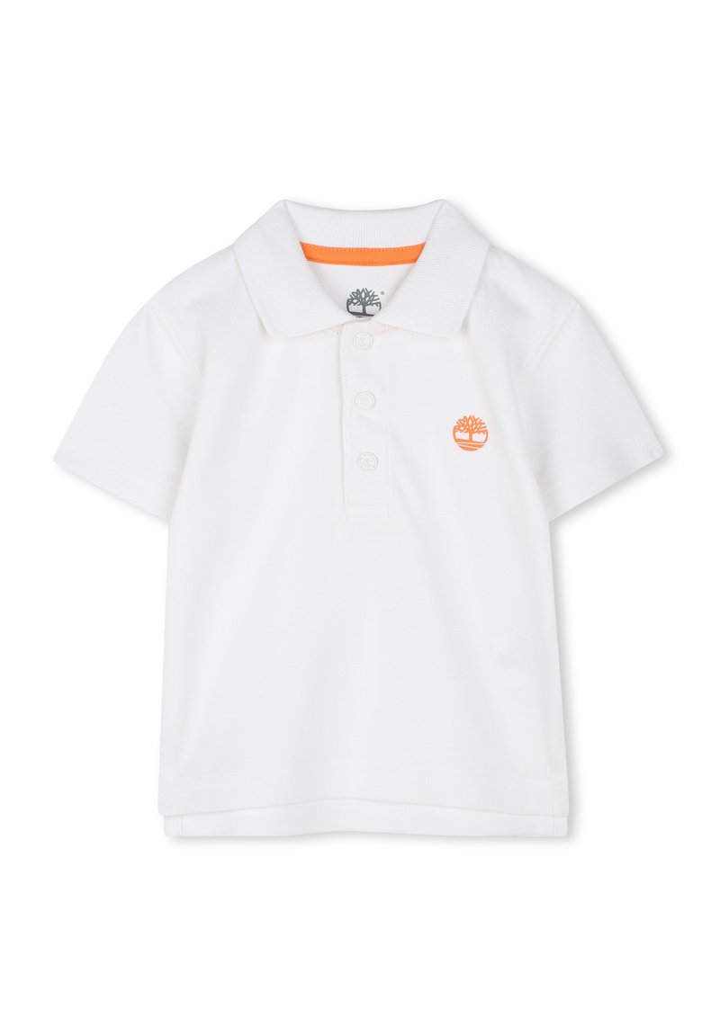 Witte polo met korte mouwen en een drieknoopsluiting. Heeft een klein oranje boompje logo op de borst en een oranje accent aan de binnenkant van de kraag.