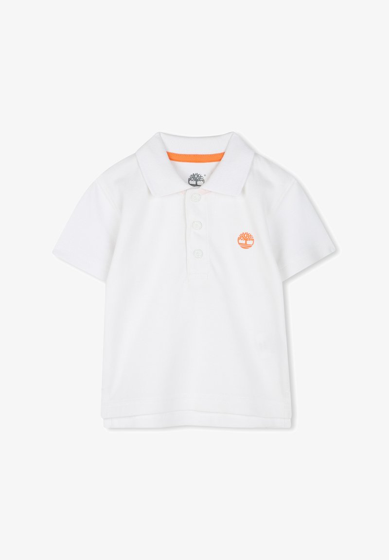Witte polo met korte mouwen en een drieknoopsluiting. Heeft een klein oranje boompje logo op de borst en een oranje accent aan de binnenkant van de kraag.