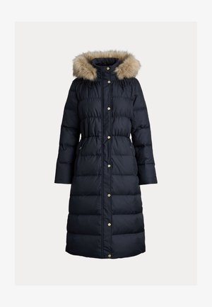 Casaco puffer azul marinho com capucho forrado de pelúcia sintética, botões em metal dourado, cintura com cinto e punhos canelados. Design de comprimento intermédio com acolchoamento horizontal.