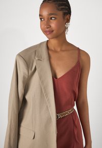 Vero Moda VMALVA SINGLET FRILL MINI DRESS  - Dnevna haljina - marsala