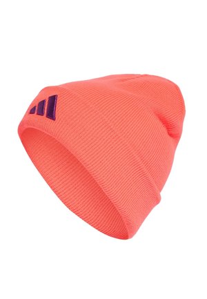 Gorro de punto color rosa coral con ala doblada y un pequeño logo triangular de color púrpura oscuro en el lateral.