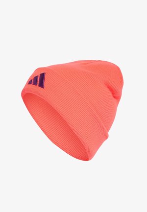 Bonnet tricoté rose corail avec un revers replié et un petit logo triangulaire violet foncé sur le côté.