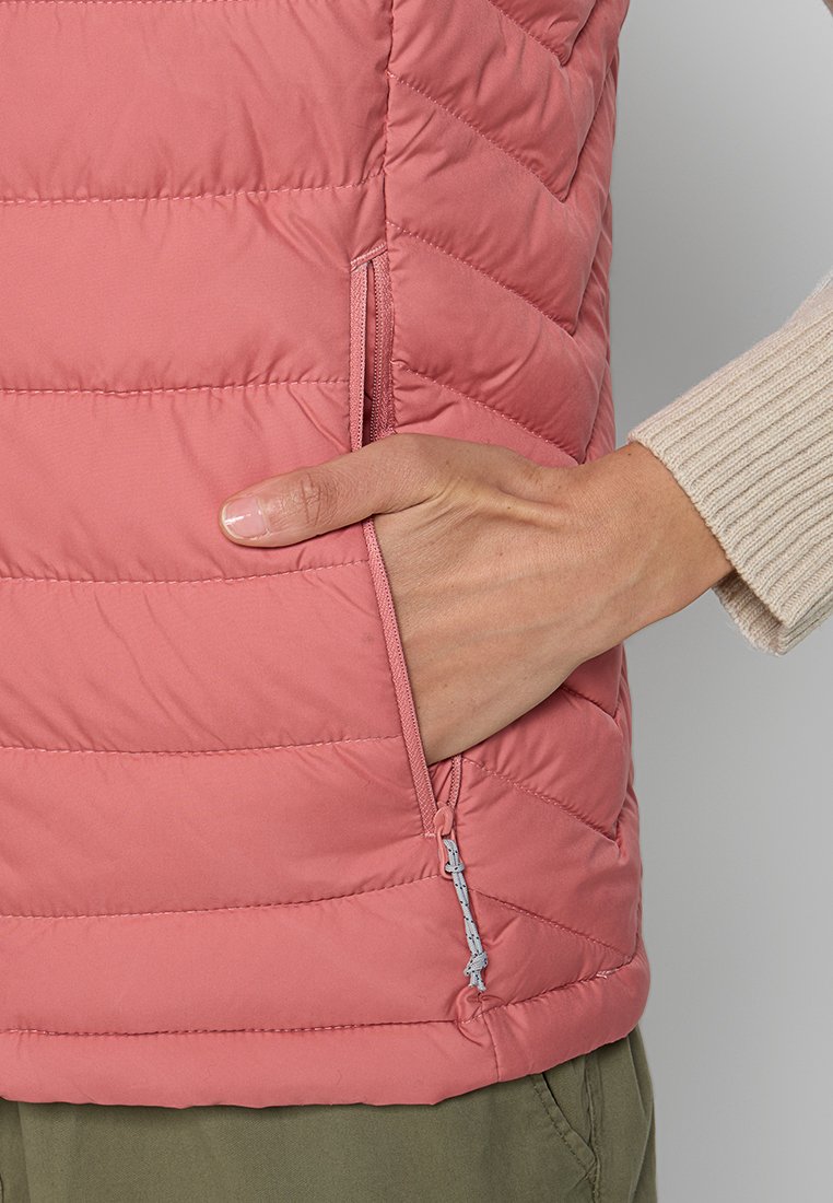 Gilet isolato rosa con texture trapuntata, tasca laterale con zip e dettagli delle maniche in maglia a coste. Tessuto leggero per calore e comfort.