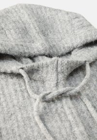 Γκρίζα υφασμάτινη φούτερ με κουκούλα και κορδόνι, φτιαγμένη από μαλακό υλικό που θυμίζει μαλλί, με ραβδωτές λεπτομέρειες, απεικονιζόμενη από κοντινό πλάνο.