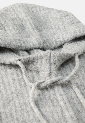 Hallikas tekstuuriga kapuutsiga sviiter, millel on nöör, pehme villasarnane materjal ja soonikkoes detailid, näidatud lähedalt.