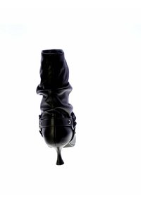 Stivale alla caviglia in pelle nera con un design arricciato, punta affusolata e tacco sottile. Presenta dettagli di una fascia decorativa e borchie.