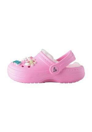 Rosa Clog mit einem erhöhten Riemen, strukturiertem Gummimaterial, dekorativen Charms an der Vorderseite und einem weichen Innenfutter für zusätzlichen Komfort.