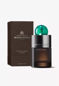 Molton Brown Wild Mint & Lavandin Eau de Parfum in einer dunklen Glasflasche mit einem grünen Kugelverschluss, präsentiert mit einer strukturierten braunen Box.