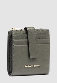 Portafoglio in pelle verde con più slot per carte, chiusura con zip superiore e dettaglio del logo in rilievo. La superficie testurizzata migliora la presa.