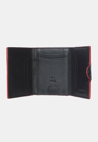 Zwarte leren portemonnee met rode accenten, voorzien van meerdere kaartsleuven, drukknoopsluiting en een RFID-blokkerend logo in het interieur gegraveerd.