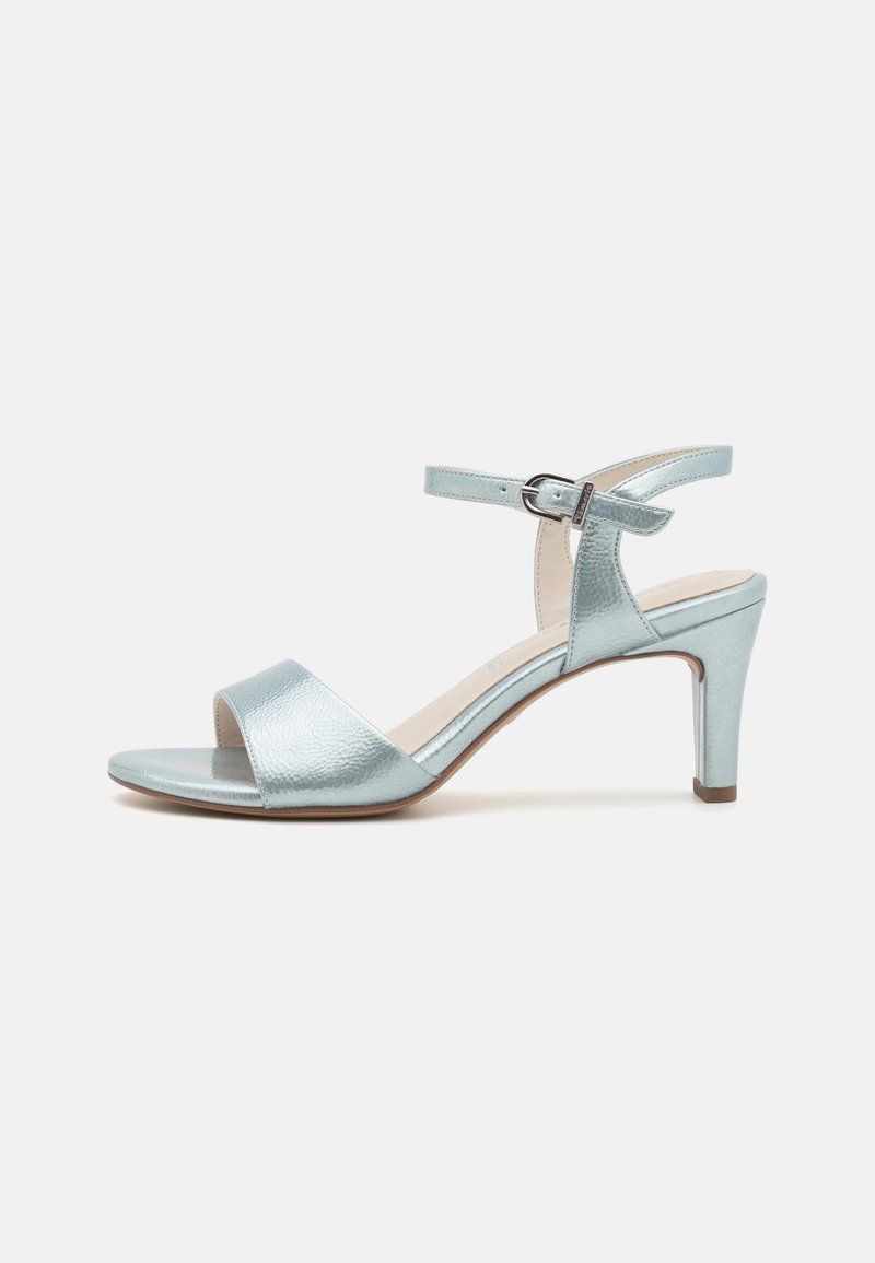 Plytai mėlynos satino aukštakulniai sandalai su atvira keltimi, plona kulkšnies juostele ir metaliniu blizgesiu 7 cm stiletų kulne.