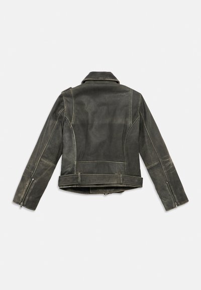 Zwarte leren jas met een licht verweerde uitstraling, voorzien van een puntige kraag, ritsboorden en contrasterende stikdetails.