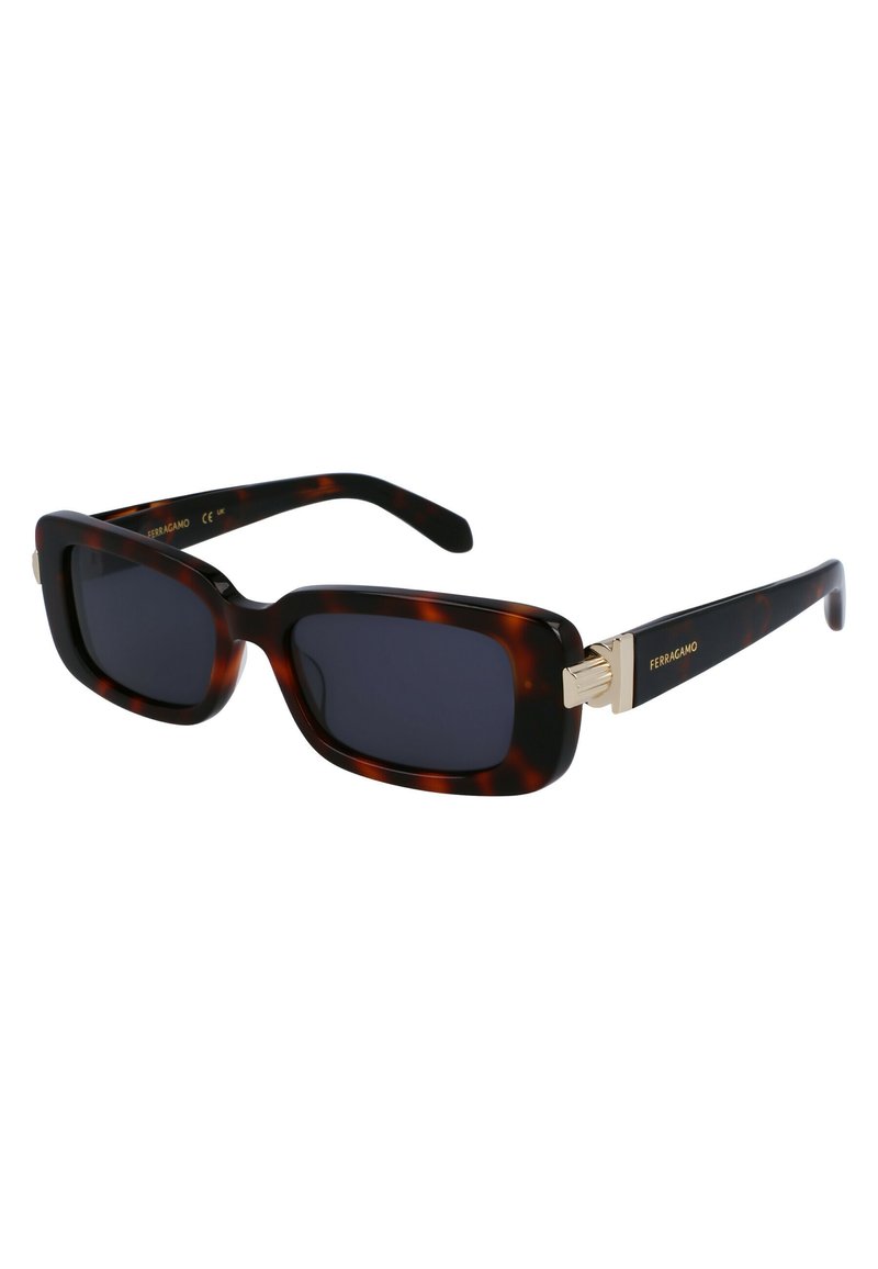 Ochelari de soare din fâșie de țestoasă cu lentile dreptunghiulare, rame groase și accente aurii pe brate ce afişează logo-ul Ferragamo.