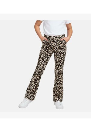 Beige broek met luipaardprint en zwarte vlekken, met een slim fit, uitlopende pijpen en zijzakken. Gecombineerd met een effen wit shirt.