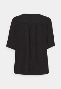 Blusa negra de lino con mangas cortas, escote redondo y un pliegue en la parte posterior para un detalle adicional. Textura suave y corte holgado.
