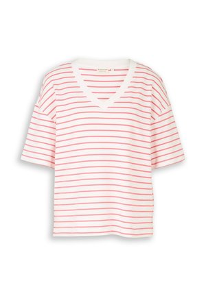 Witte V-hals T-shirt met korte mouwen en gelijkmatig verdeelde dunne horizontale roze strepen, plat gelegd op een witte achtergrond.