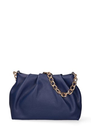 Pochette en cuir bleu marine avec un design froncé et une chaîne chunky dorée reposant sur un fond blanc.