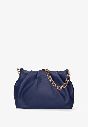 Pochette en cuir bleu marine avec un design froncé et une chaîne chunky dorée reposant sur un fond blanc.