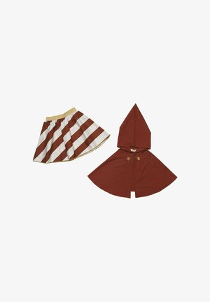 Mantello rosso con cappuccio appuntito e accenti a stella dorata, abbinato a una gonna a righe con strisce orizzontali rosse e bianche e una cintura dorata.