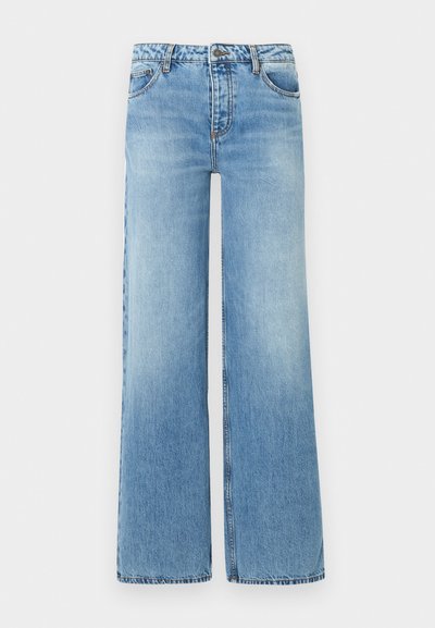 Lyseblå denimjeans med høyt liv, knapp- og glidelåslukking, rette vide ben og lommer foran og bak.