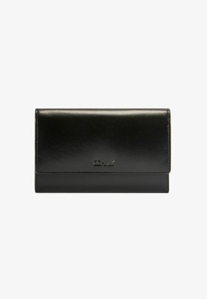 Czarny skórzany portfel o gładkiej teksturze, prostokątnym kształcie, z zamknięciem na klapkę z przodu oraz wytłoczonym logo. Minimalistyczny design bez dodatkowych ozdób.