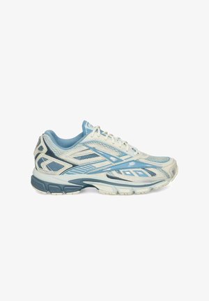 Scarpa da corsa bianca e azzurra con pannelli in mesh, chiusura con lacci e suola spessa imbottita progettata per uso atletico.