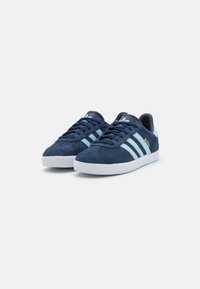 adidas Originals GAZELLE - Baskets basses - collegiate navy/clear sky/footwear white