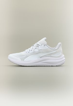 Biela športová bežecká topánka s sieťovinovým zvrškom, odpruženou podrážkou a šnurovaním, zobrazená v pravom bočnom profile na neutrálnom pozadí.