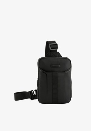 Bolso negro cruzado hecho de tela duradera, con forma rectangular, correa ajustable, bolsillo delantero con cremallera y líneas de acento verticales.