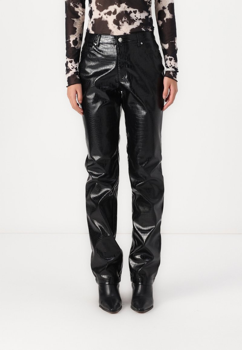 Svarta kroko-präglade fuskläderbyxor med smal passform. Har hög midja, framfickor och en glänsande yta.